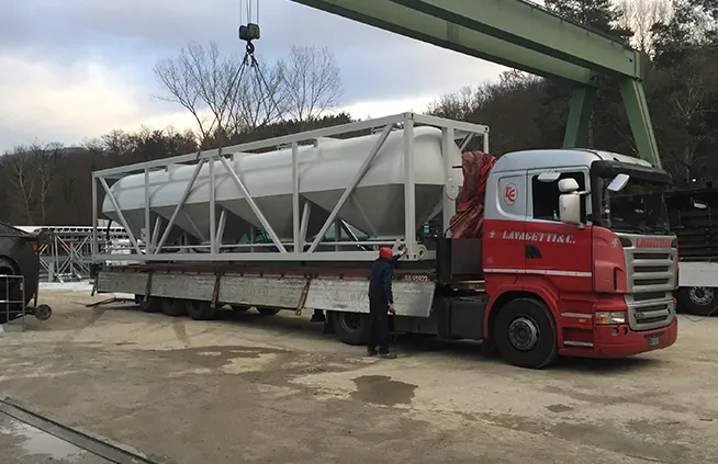 Transport von pneumatischem Silo auf LKW