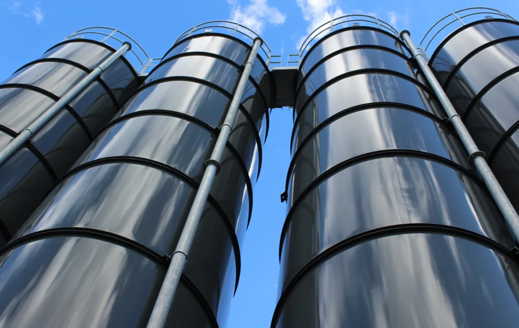 Zementsilos zur Lagerung