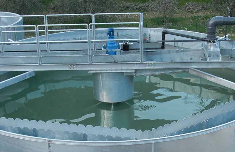 Gearmotor and rakes for dynamic decanter